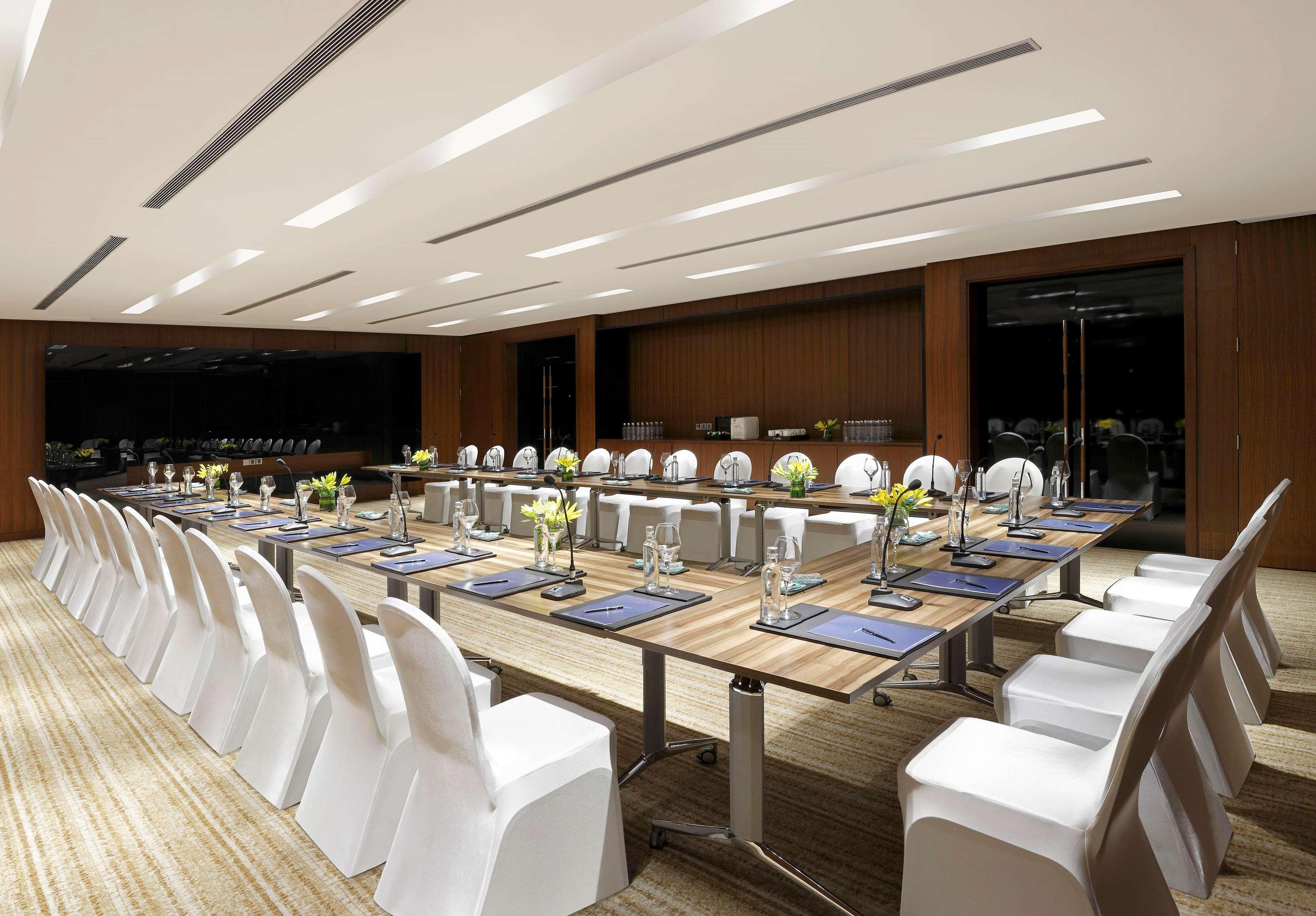 Hilton Embassy Golflinks होटल 5*