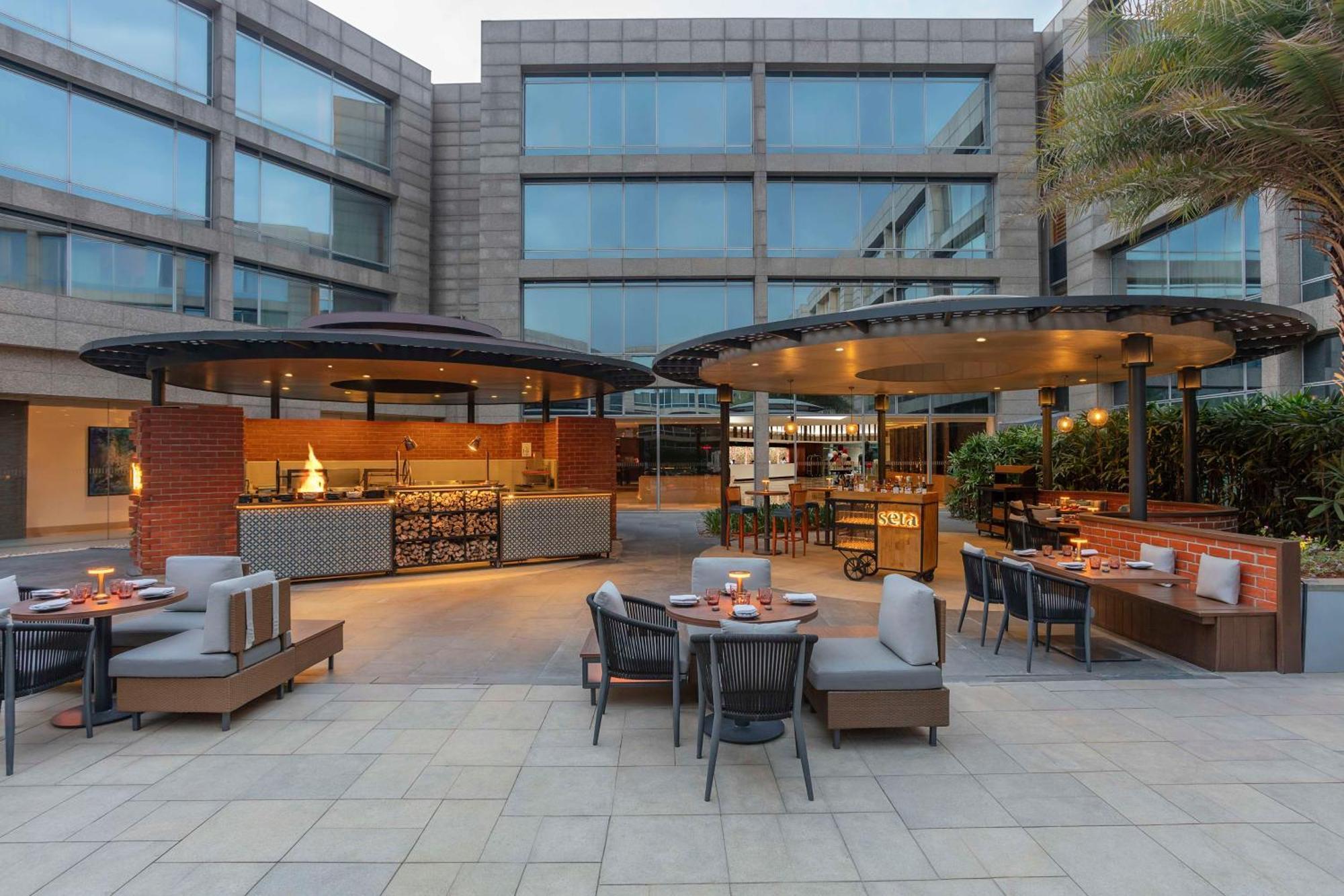 Hilton Embassy Golflinks होटल